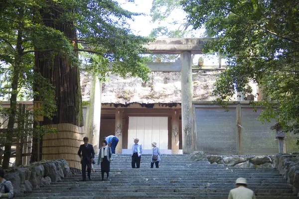 Γραφική Φωτογραφία Του Όμορφου Αρχαίου Ιαπωνικού Ιερού Τους Επισκέπτες — Φωτογραφία Αρχείου