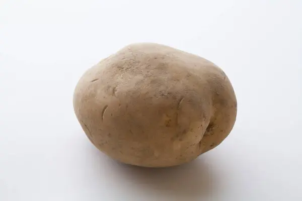Beyaz Arka Planda Çiğ Kahverengi Patates — Stok fotoğraf