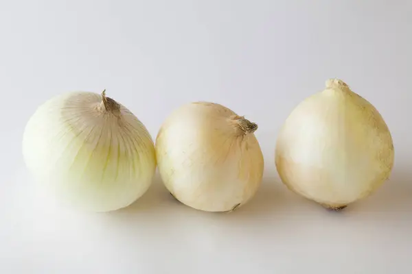 Tres Cebollas Sobre Fondo Blanco — Foto de Stock