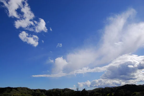青い空と雲と山 — ストック写真