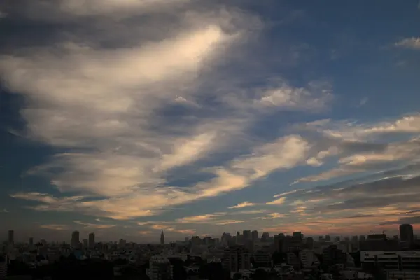 Bellissimo Cielo Tramonto Con Nuvole Sopra Skyline Della Città — Foto Stock