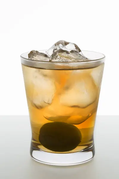 Glas Med Alkohol Dryck Och Isbitar Vit Bakgrund — Stockfoto