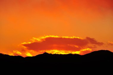 günbatımı gökyüzü güneş ve bulutlarla