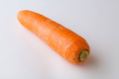 Beyaz arka planda taze havuç