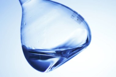 Mavi arka planda laboratuvar camları var. Laboratuvarda kimyasal test, bilim konsepti                            