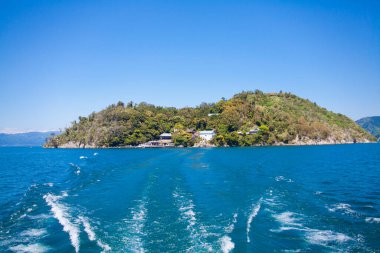 Denizde güzel bir ada manzarası
