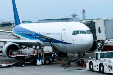 Uluslararası yolcu uçağı havaalanında. havacılık kavramı 