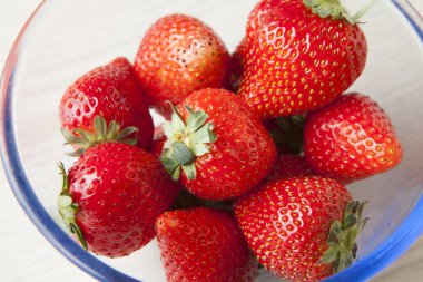 Kase taze olgun çilek