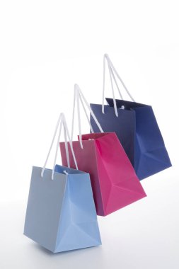 Beyaz arkaplanda alışveriş torbalarının yakın plan görüntüsü     