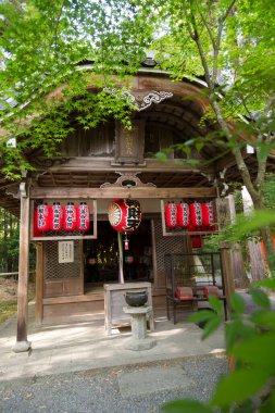 Güzel antik Japon tapınağının manzaralı görüntüsü.