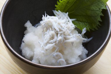 Japon rendelenmiş turpu ve kâse içinde yaprak