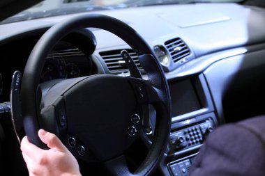 Adam araba kullanıyor, iç mekan manzaralı.