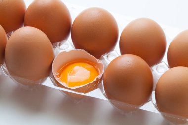 Plastik kabın içinde kahverengi tavuk yumurtaları