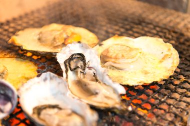Taze istiridyeler dışarıda ızgara yapıyor.
