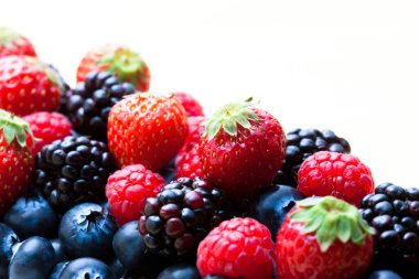 Taze olgun organik böğürtlenlerin yakın plan görüntüsü      