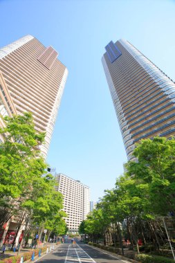 Tokyo, Japonya 'da gökdelenler ve mavi gökyüzü.
