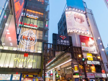 Japonya 'nın modern kentindeki mimari gündüz görüşü