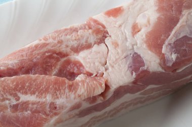 Taze çiğ domuz eti manzarasını kapatın. 