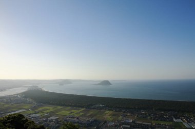 Kıyı köyü ve mavi gökyüzü ile güzel deniz kıyısının havadan görünüşü     
