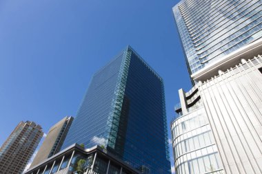 Tokyo, Japonya 'da gökdelenlerin ve mavi gökyüzünün modern görüntüsü 