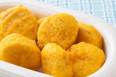 Kavanozda kızarmış tavuk nugget.