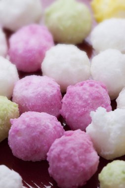 Tepside farklı renkte Japon tatlısı yığını 