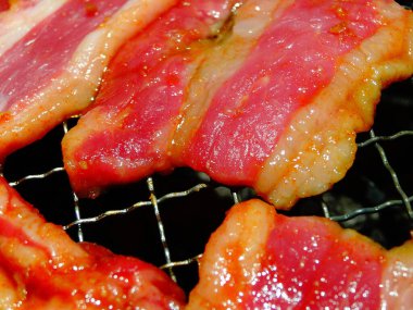 Izgarada pişen taze etin yakın plan görüntüsü.       