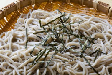 Japon yemeği, yosunlu pirinç eriştesi.