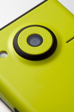 Arka planda modern yeşil akıllı telefon. en üstteki görünüm