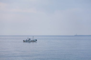 Deniz kıyısında bir balıkçı teknesi 