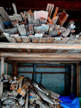 Tahta tahtalar üst üste dizilmiş.