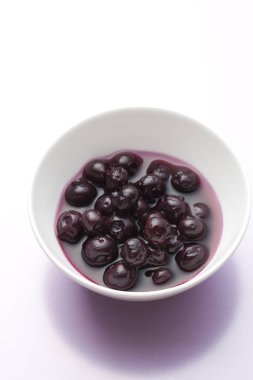 Lezzetli siyah frenk üzümü reçelini kaseye koy.