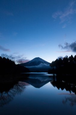 Gün batımında Fuji Dağı 'nın güzel manzarası