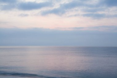 Manzaralı gün batımındaki deniz manzarası          