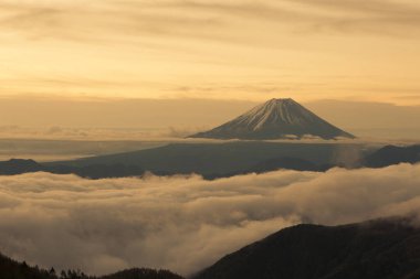 Japonya 'daki güzel Fuji dağı. Seyahat kavramı