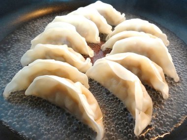 Çin böreğinin kızartma tavasındaki görüntüsünü kapat.