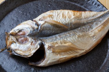 Kızartma tavasında balık. yemek yapmak.