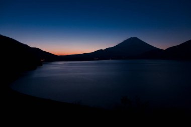 Japonya 'da günbatımında Fuji Dağı ve göl çok güzeldir.