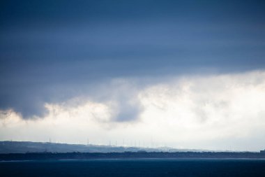 Denizin üzerinde fırtınalı bir gökyüzü 