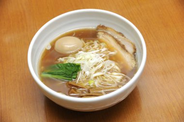 Bir kase yumurta ve domuz dilimli ramen.