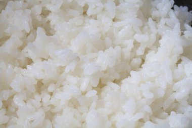 Arkadaki tabakta beyaz pirinç, kapat.