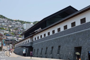 Japon binalarının ayırt edici yapısal formları sokak boyunca resim gibi bir kompozisyon oluşturuyor..