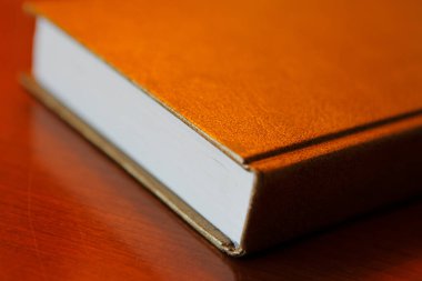 Masada yığınla kitap var.