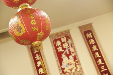 Altın Kaligrafi ile geleneksel Kırmızı Çin Feneri ve Parşömenleri