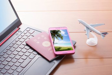 Modern laptop, Japon pasaportu, akıllı telefon ve oyuncak uçak. Seyahat ve tatil kavramı 