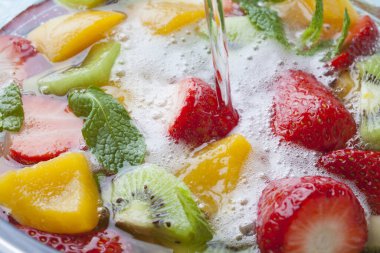 Çilekli taze meyve salatası ve kivi.