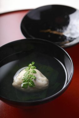 Siyah kasede garnitürlü hamur tatlısı