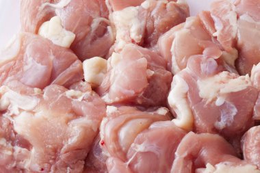 Beyaz arka planda çiğ domuz eti parçaları.
