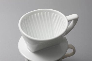 Koyu arkaplanda beyaz seramik bardak.