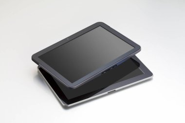 Beyaz arkaplanda modern Dijital Tabletlerin yakın görüntüsü       